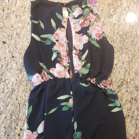 Womens size medium romper - Picture 4 of 4